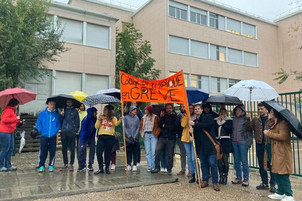 Ce mardi 8 octobre, de nombreux membres du personnel du collège Olympique exerçaient toujours leur droit de retrait.