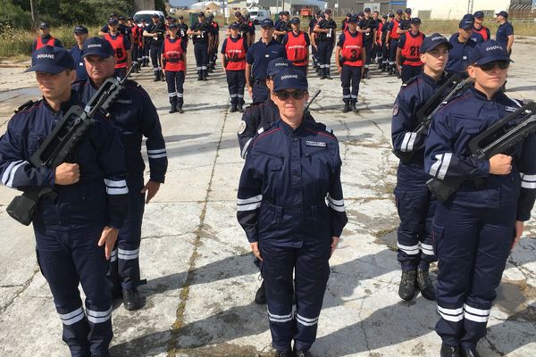 Entraînement des douaniers sur le port de La Pallice avant le défilé du 14 juillet