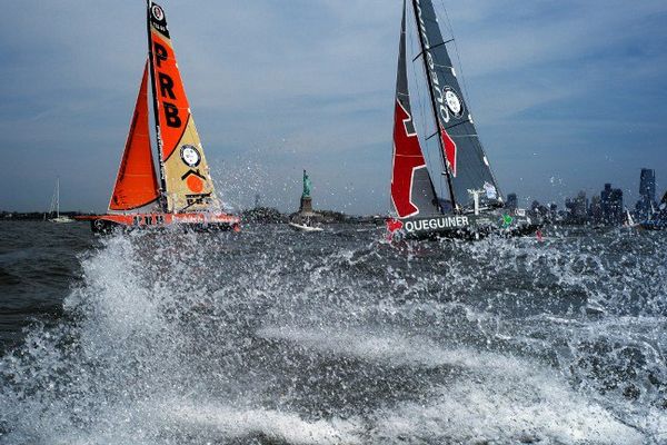 Yann Eliès et Vincent Riou pendant la transat New York-Vendée le 29 mai, jour du départ