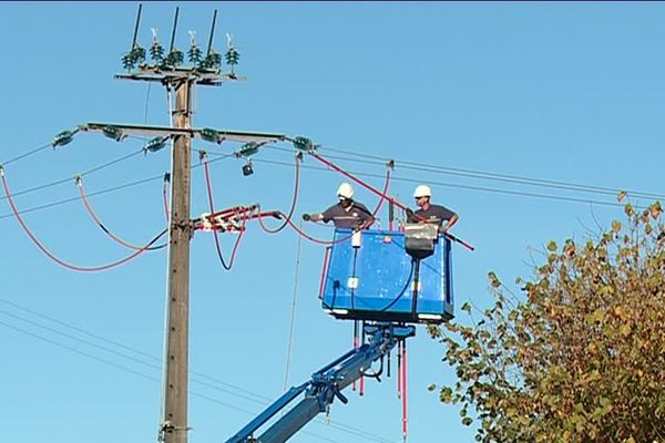 Pour protéger les cigognes, les techniciens d'Enedis installent des balises anti-avifaunes sur les transformateurs électriques à Saint-Brisson dans la Nièvre.