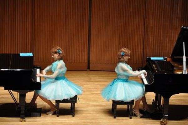 Diane et Audrey Pleynet, en concert à quatre mains, à Tokyo. les deux soeurs jumelles ont développé une technique particulière pour contourner le handicap dont elles sont atteintes