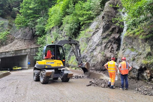 Les équipes du département de la Savoie déblaient la route et inspectent les parois