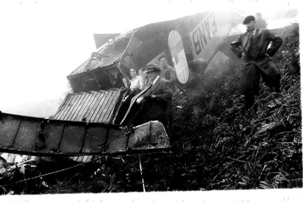 Photo d'époque de la carcasse de l'appareil après le crash