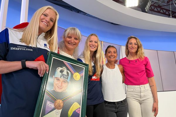 Alexia Richard, Sandra Forgues et Lézana Placette sont invitées sur le plateau de l'émission spéciale flamme olympique en Occitanie présentée par Hélène Macurdy et  Anaïs Genin.