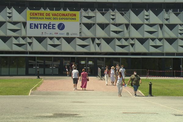 La vaccination doit-elle devenir obligatoire ? Au méga centre de vaccination de Bordeaux-Lac, certains ont pris les devants pour éviter une éventuelle affluence.