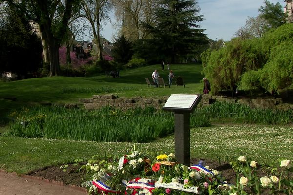 Dans les jardins de l'Hôtel de Ville de Rouen, une stèle pour rendre hommage aux victimes du génocide rwandais.