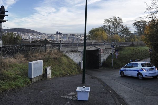 Les enquêteurs du SRPJ étaient présents, chemin des Montagnards, le lendemain du crime pour récolter le maximum d'informations auprès des riverains.