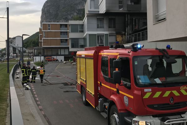 Le feu qui a pris sur une terrasse en bois a été rapidement maîtrisé.