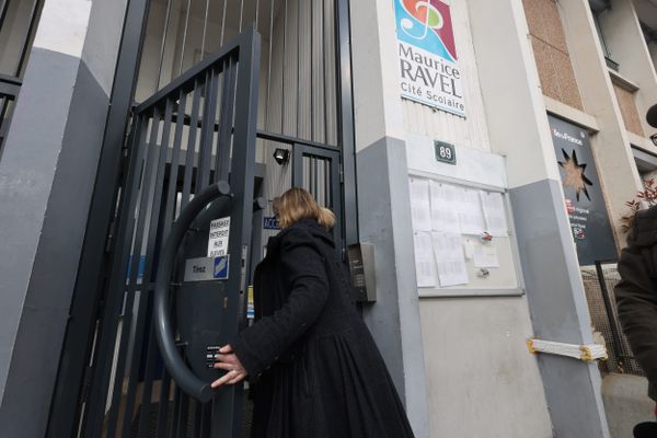 Les menaces de mort contre le proviseur du lycée parisien Maurice Ravel ont soulevé une vague d'émotion et de colère, en France.