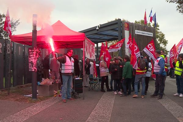 Plusieurs personnes se sont rassemblées devant le lycée Urbain-Vitry à Toulouse jeudi 16 novembre.