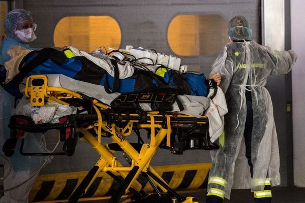 Un patient gravement atteint du Covid-19 à son arrivée dans un hôpital parisien