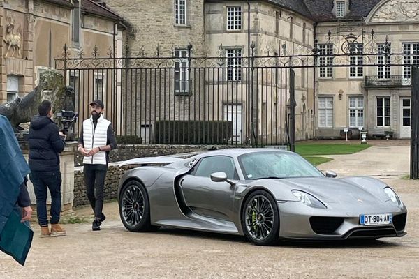 Lors du tournage au château de Commarin de l'émission "Top Gear" le 30 octobre 2023, la Porsche Spyder 918 (en blanc, Pierre Chabrier animateur de l'émission)