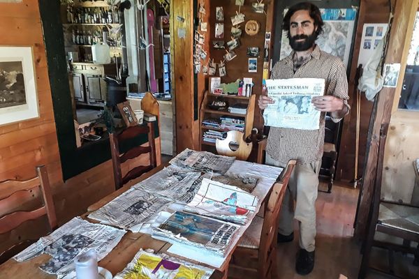 Thimotée Mottin, gérant d'un café-restaurant près du glacier des Bossons, a trouvé des journaux, vestiges du crash d'Air India en 1966.