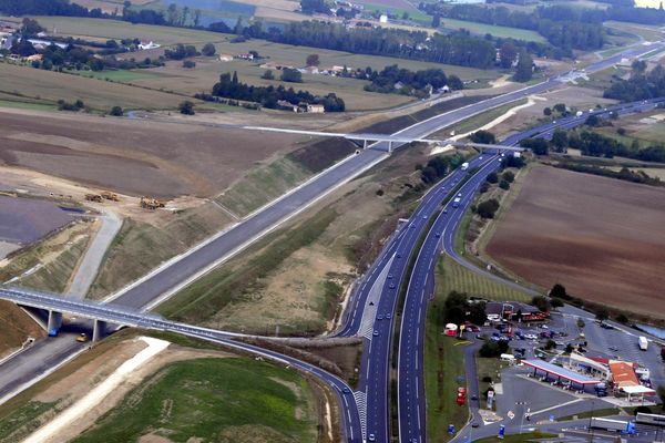 Vue aérienne du tracé de la LGV Tours-Bordeaux