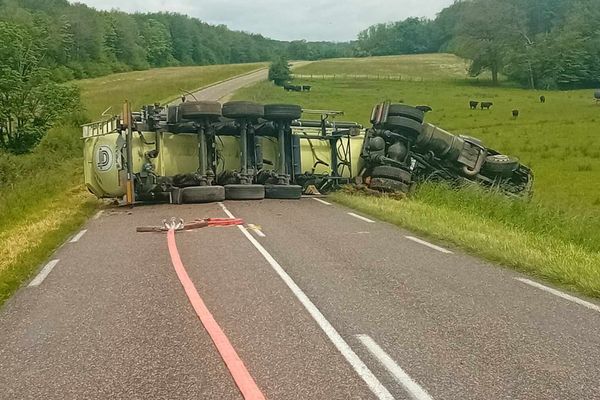 Le camion-citerne s'est couché sur le flan, en travers de la RD3 vers 11h. La citerne n'a pas été percée dans l'accident et aucune fuite n'a été constatée.