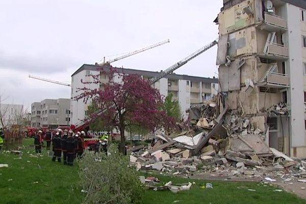 Une centaine de pompiers est intervenue pour venir en aide aux rescapés et rechercher les victimes.