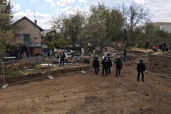 En début d'après-midi, forces de l'ordre comme opposants étaient toujours sur place.