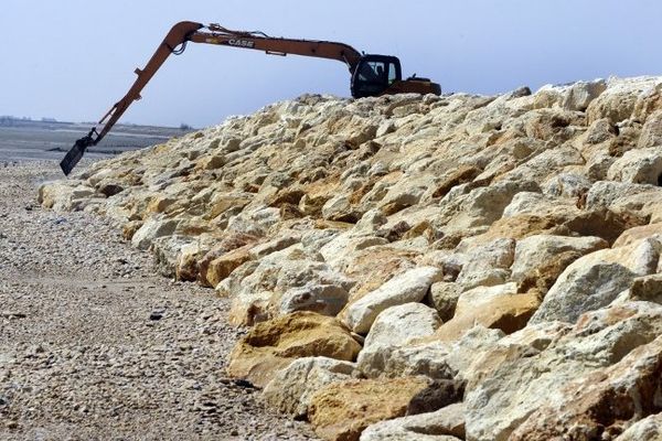 Un tractopelle renforce la digue de protection sur la commune de Loix, sur l'île de Ré, aprés le passage de la tempête Xynthia.