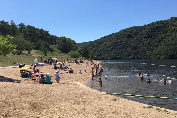 Le retour des baigneurs sur le sable de Saint-Victor-sur-Loire 