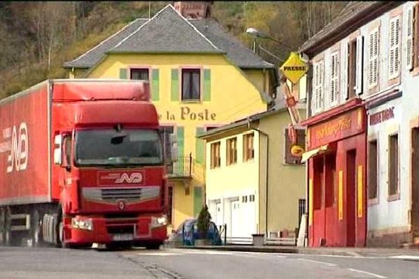 1200 camions empruntent chaque jour le col du Bonhomme, sur la RN 415 qui traverse le village.