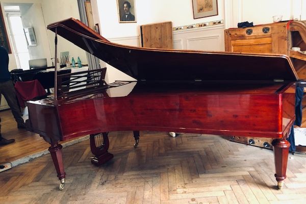Ce piano à queue de la marque Erard a appartenu au compositeur Isaac Strauss au XIX ème siècle.