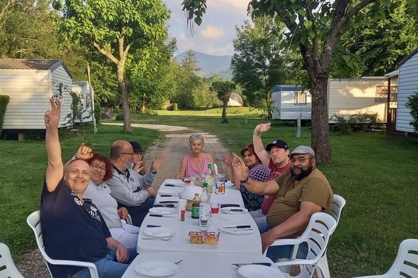 Dietmar, Sophie, Zorah, Sabine et Michèle souffrent de troubles psychiques. Après des années de repli sur la maladie, leur rencontre avec le Groupe d’Entraide Mutuelle, le GEM Narbonne, a transformé leurs existences.