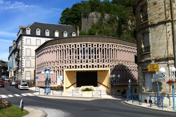 Les Thermes Choussy, établissement privé de la Bourboule, sont fermés depuis lundi. Une fermeture provisoire de 15 jours, suite à la découverte d'une légionelle dans les eaux des Thermes.