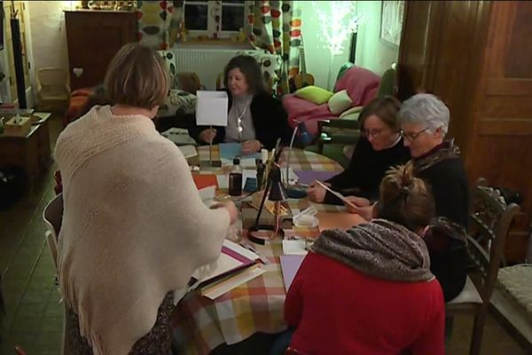 Chez Marie-Béatrice à Champis qui leur fait partager sa passion pour la calligraphie