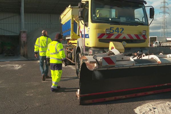 Aude - les saleuses de Vinci autoroutes basées à Narbonne sont prêtes en permanence en cas de neige ou de verglas - 8 janvier 2024.