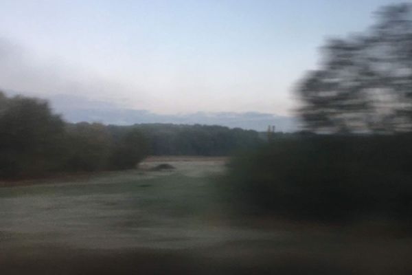 Ce petit matin d'automne froid et gris entre Angers et Nantes vue du train...