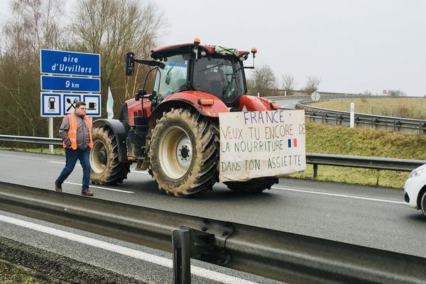 Les agriculteurs bloquent plusieurs autoroutes picardes depuis le 24 janvier, pour exprimer leur colère face à la dégradation de leurs conditions de travail.