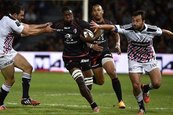 Le Toulousain Yacouba Camara aux prises avec Raphael Lakavia et Jeremy Sinzelle du Stade Français