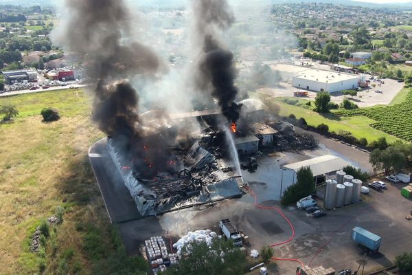 L'incendie qui a ravagé le site des huileries Benoît n'était pas encore complètement éteint ce mercredi 10 juillet 2024.