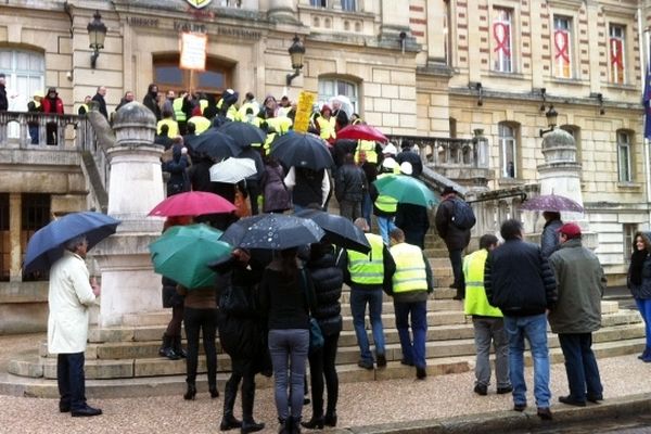 Les commerçants d'Evreux manifestent contre la hausse de la contribution foncière des entreprises (CFE).