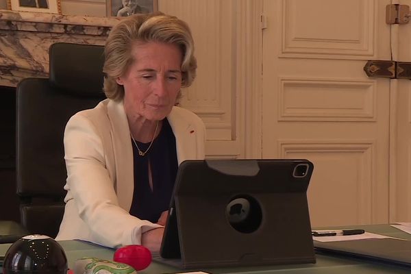 Caroline Cayeux dans son bureau, le 5 juillet 2022.