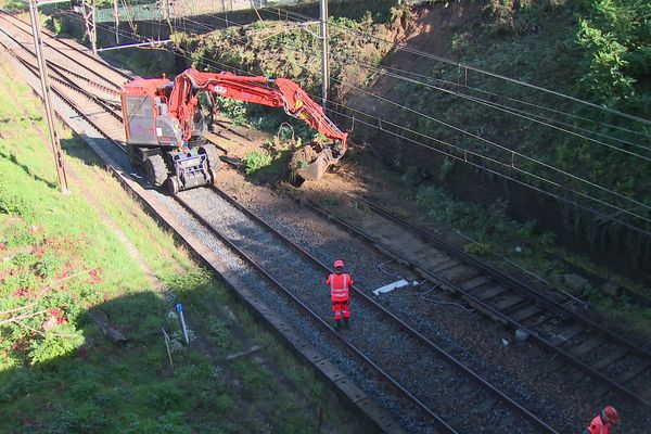 Des travaux de déblaiements sont menés en urgence sur les voies.