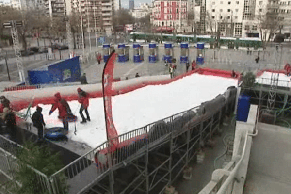 Une piste de luge installée au Stade Charlety, dans le 13e arrondissement de Paris, le 25 décembre 2015.