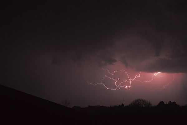 Orage dans la brume de mer