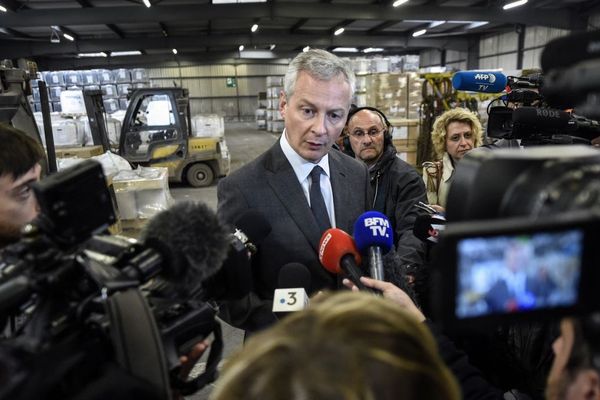 Le ministre de l'Économie Bruno Le Maire à l'aciérie de Saint-Saulve, début mai.