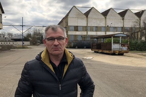 Michel, ouvrier licencié de Fumel, de retour sur le site de l'usine abandonnée. 