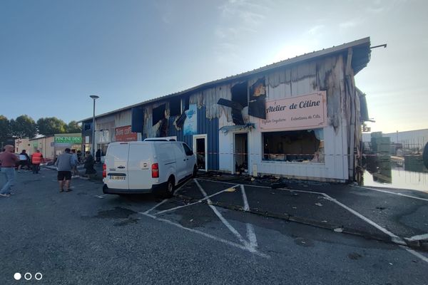 Incendie dans une zone commerciale de St-Peray. Des enseignes ravagées par les flammes ce dimanche matin (1/10/23)