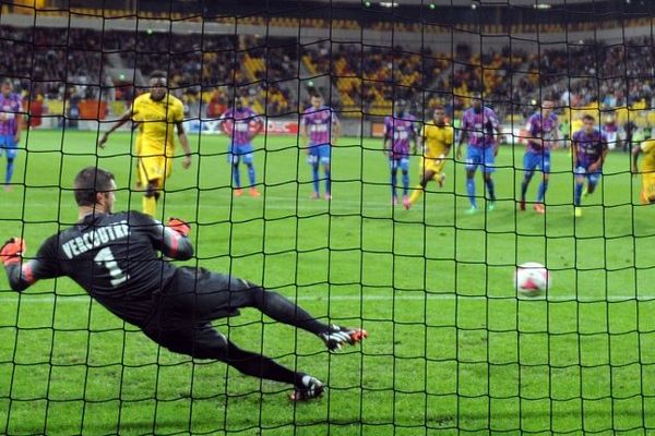 Le Belge Divock Origi offre la victoire aux Lillois sur un pénalty contestable.