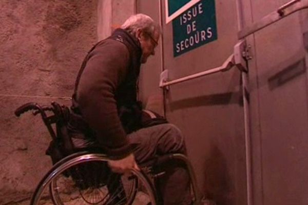 En fauteuil, la pression des portes a posé souci