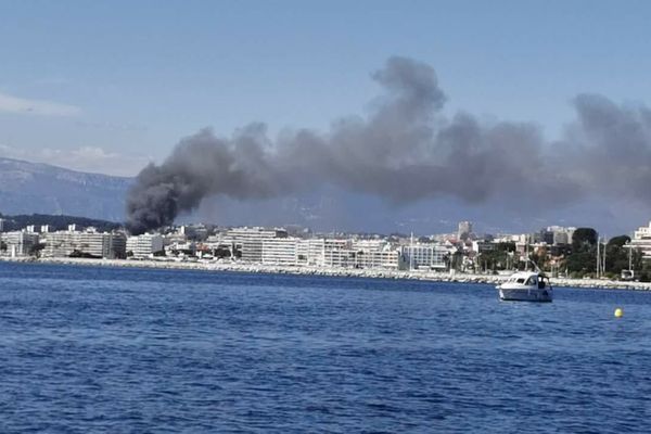 La fumée est visible depuis Antibes.