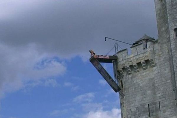 Un plongeur s'élance à 27m de hauteur à La Rochelle