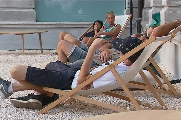 Mölkky, pétanque, transats... Le Grand Hôtel-Dieu propose "Les Estivales", des installations conviviales dans ses patios, jusqu'au 17 Août 2018.  