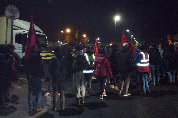 Une centaine de personnes auraient participé au blocage de la plateforme courrier de Mondeville ce jeudi matin.