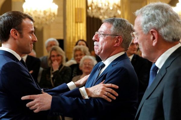 Emmanuel Macron remettant à Dominique Baert l'insigne d'officier de la Légion d'honneur en novembre 2018.