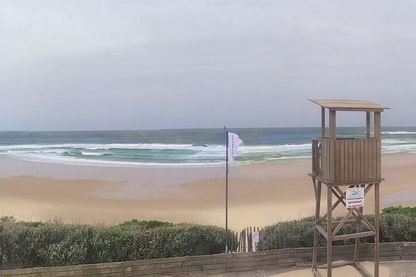 Le sable du Sahara en train de remonter sur l'Aquitaine génère un ciel voilé sur le littoral ce 6 avril notamment à Biscarosse.