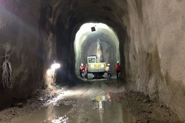 Fin Du Percement De La Galerie De Secours Du Tunnel Du Chat En Savoie